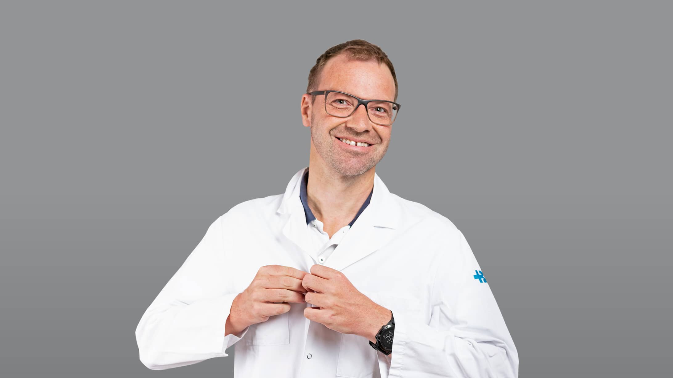Portrait von Matthias Froh, Chefarzt Gastroenterologie am KSB, auf dunkelgrauem Hintergrund