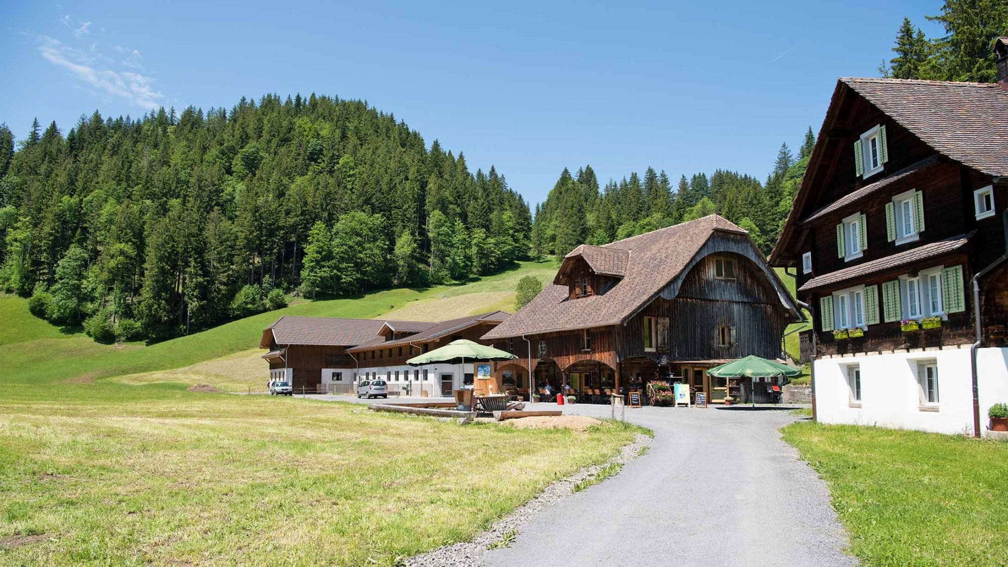 Der Hof am Engelstock ist ab der Bergstation Sattel-Hochstuckli in etwa 45 Minuten zu Fuss erreichbar. 