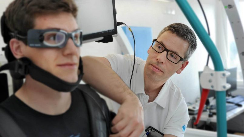 Alexander Tarnutzer mit einem Patienten im Schwindel-Drehstuhl