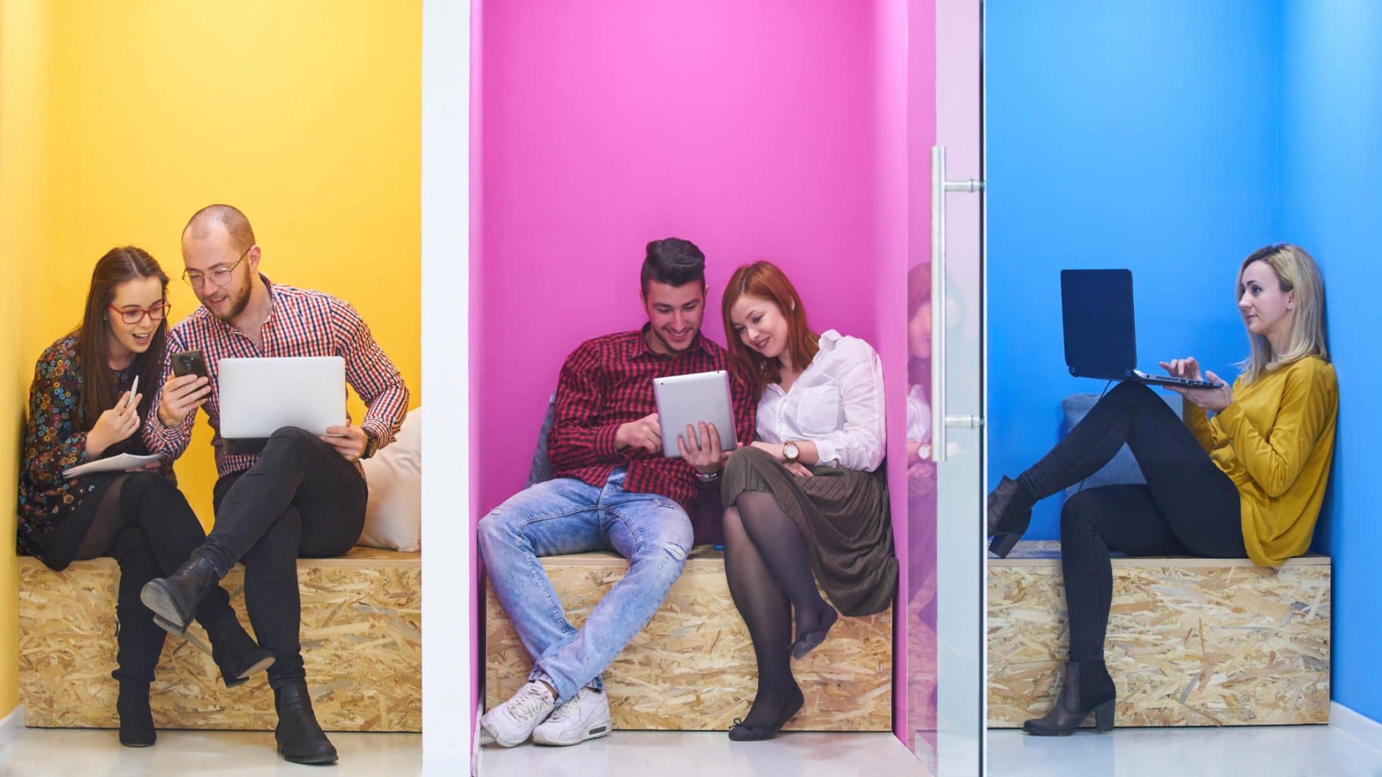 Digitaler Content: Menschen mit Laptops und Smartphones